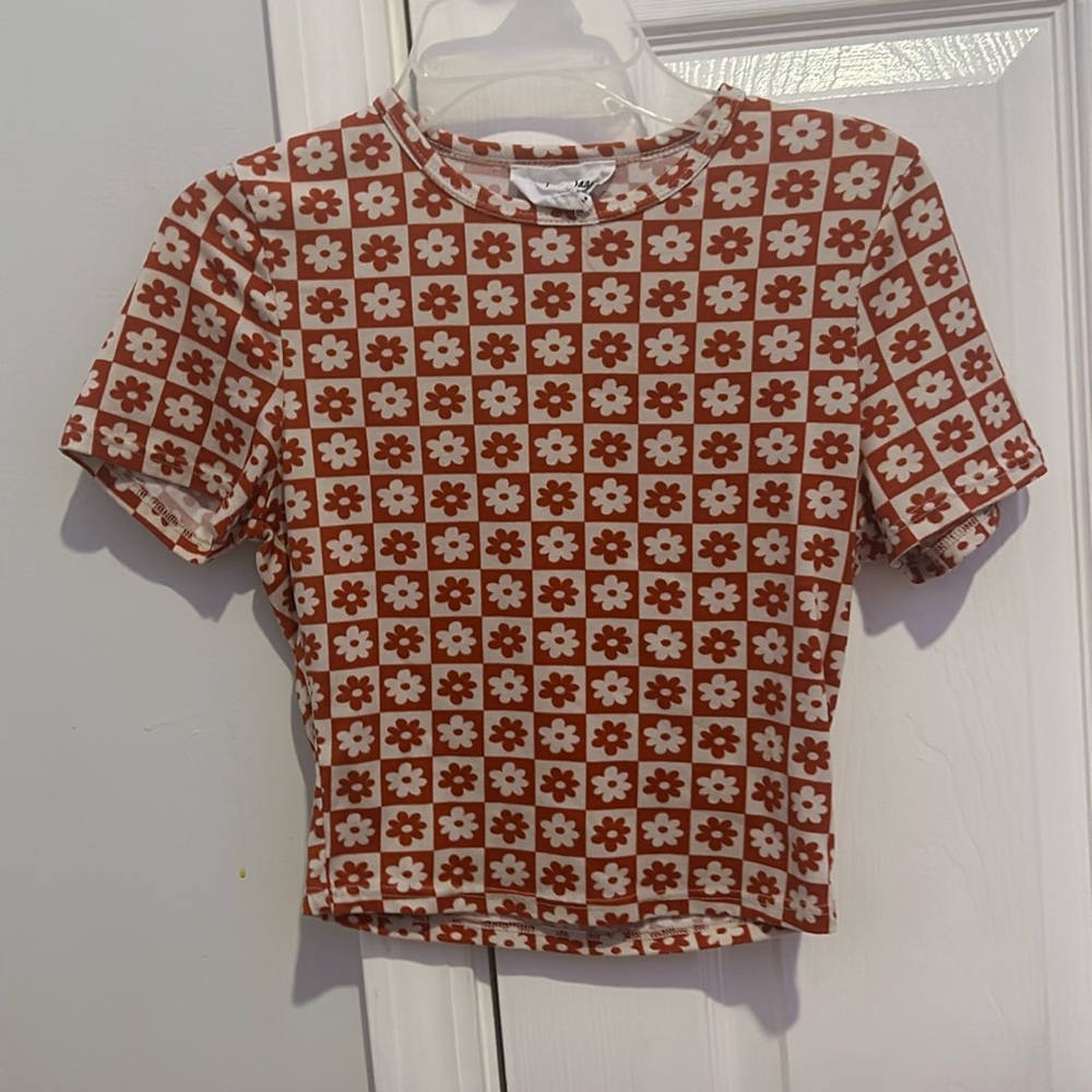 Cropped tee shirt, red ish brown and white flower checked print.